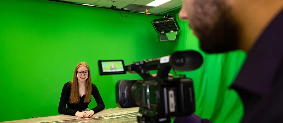 Image studio de TV avec caméra et fond vert
