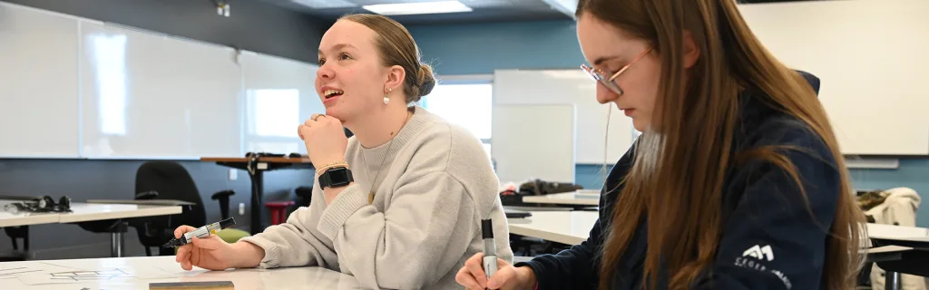 Deux étudiantes attentives à leur bureau