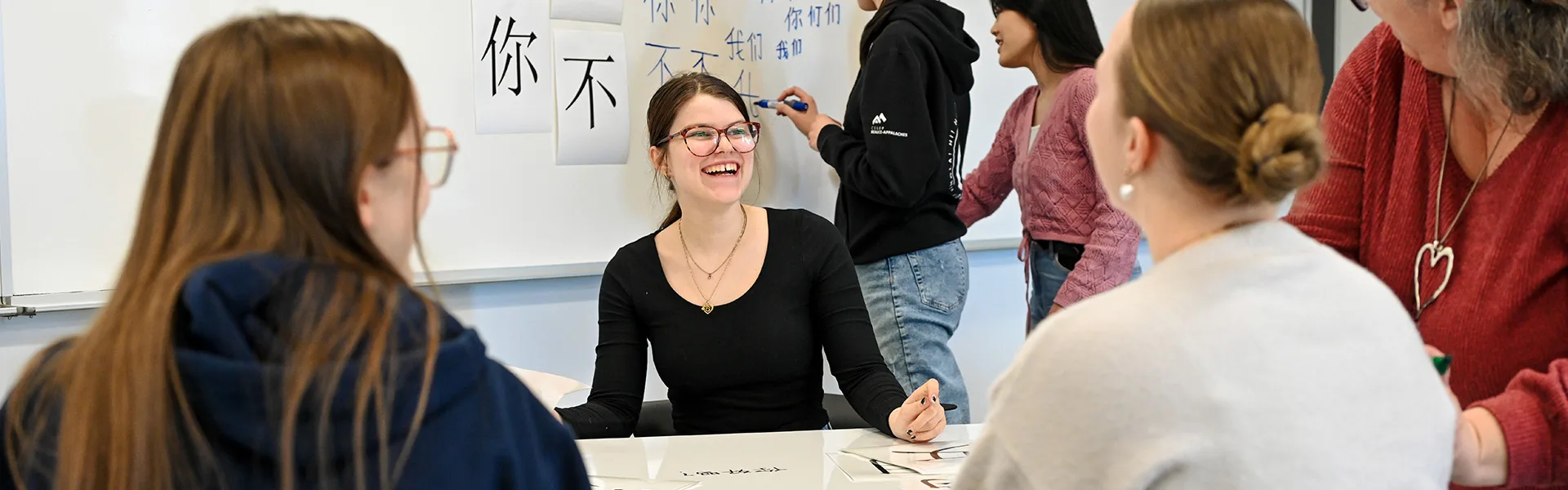 Étudiante souriante dans un cours de mandarin
