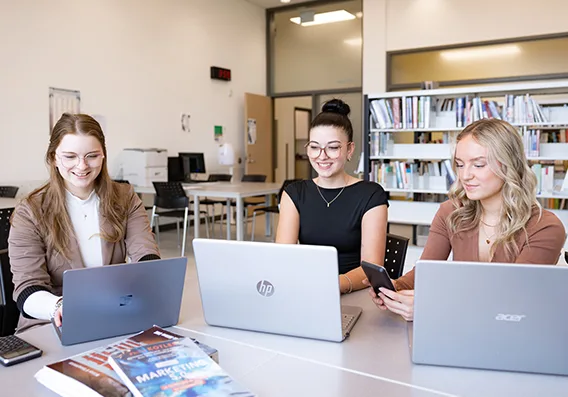3 étudiantes avec ordinateurs portables