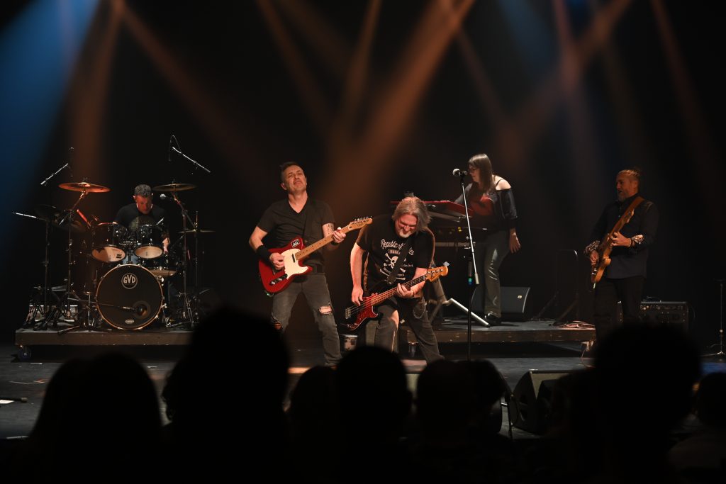 Le groupe Noir Silence a également fait vibrer la salle avec une prestation généreuse et énergique pour le numéro hors concours.