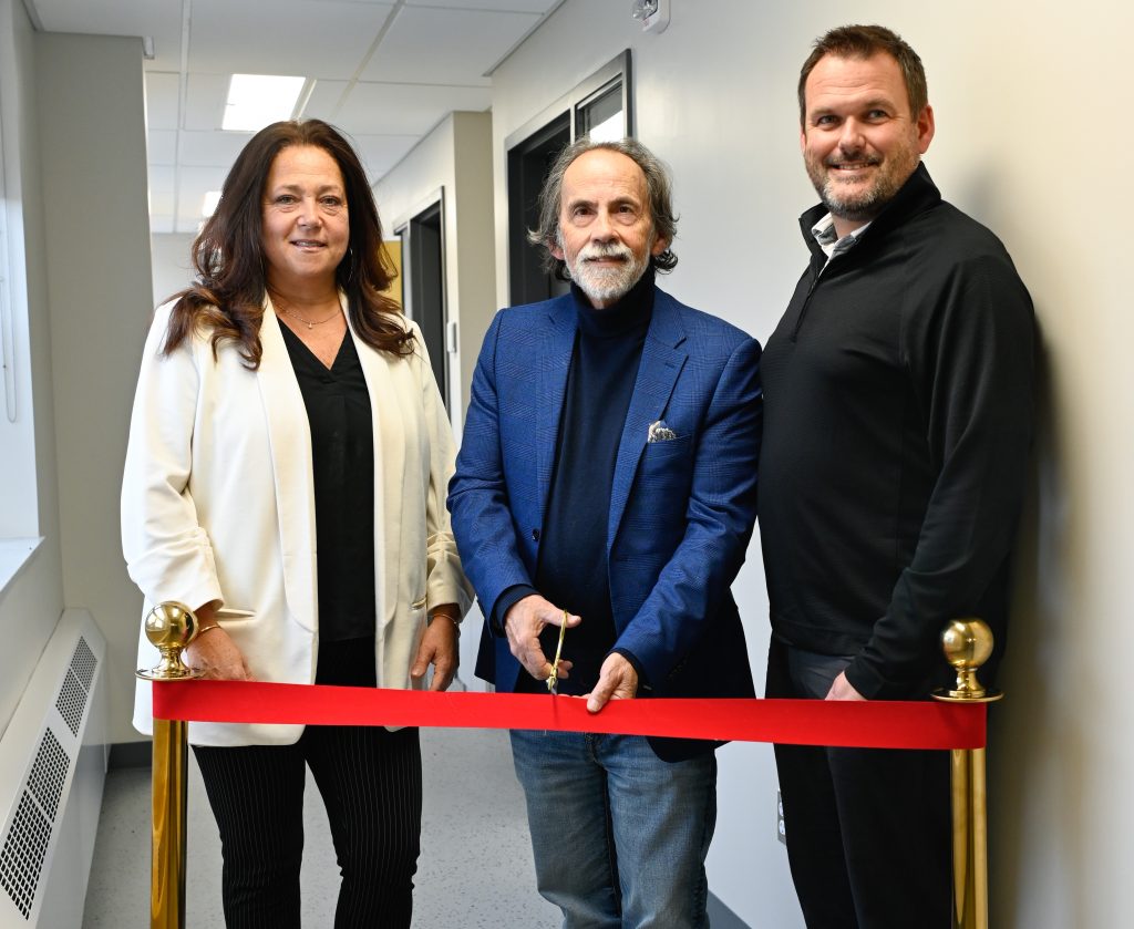 Coupe du ruban avec Caroline Bouchard, directrice générale du CBA, René Allen, président de la Fondation du CBA et Jean-Philippe Vachon, directeur des études et de la vie étudiante du CBA (1)