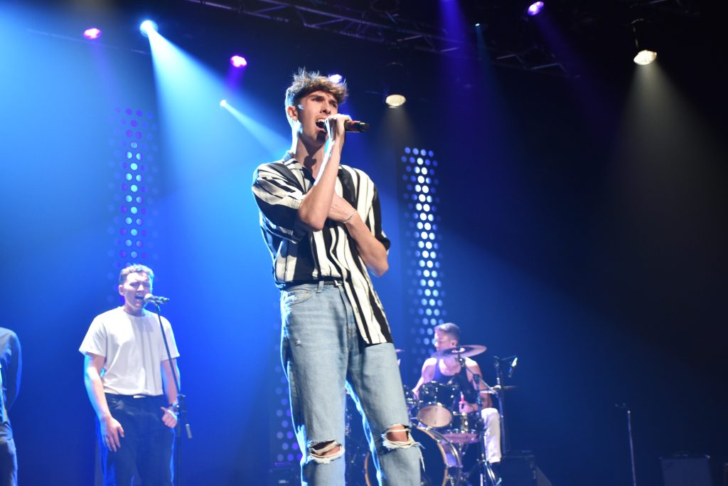 artiste chanteur sur scène