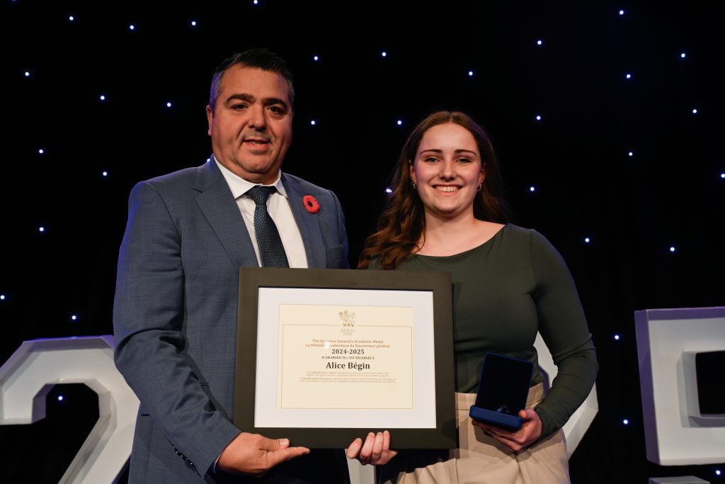 Bourse du mérite scolaire de 800 $ & Médaille académique du Gouverneur général  Alice Bégin étudiante en Sciences de la nature