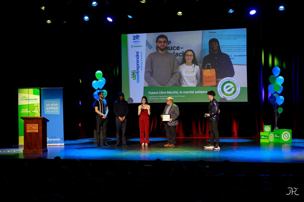 Le projet Espace Libre Marché, réalisé par Laura Hétu, Fabrice Kouakou et Haitam Oudah, a remporté la première place dans la catégorie collégiale au Gala régional du Défi OSEntreprendre tenu le 29 avril dernier à la salle Méchatigan, à Sainte-Marie. Le projet faisait partie des huit initiatives étudiantes ayant représenté fièrement le Cégep Beauce-Appalaches aux finales régionales de Chaudière-Appalaches et de l’Estrie.