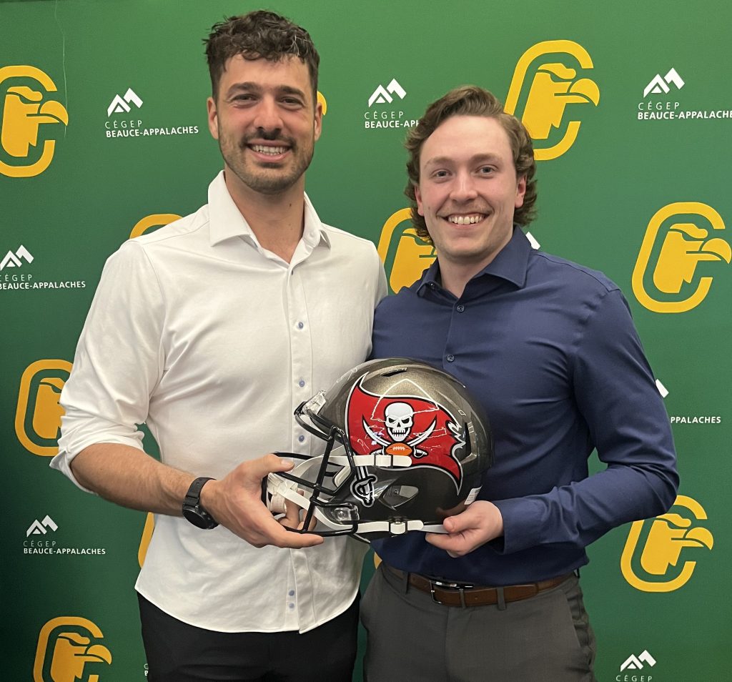 Antony Auclair avec Charles Dallaire - Casque autographié