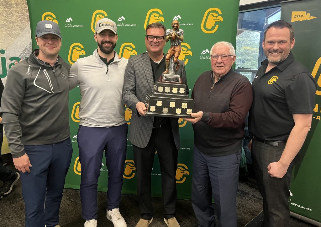Michel Giroux, au milieu, président du tournoi de golf Condors