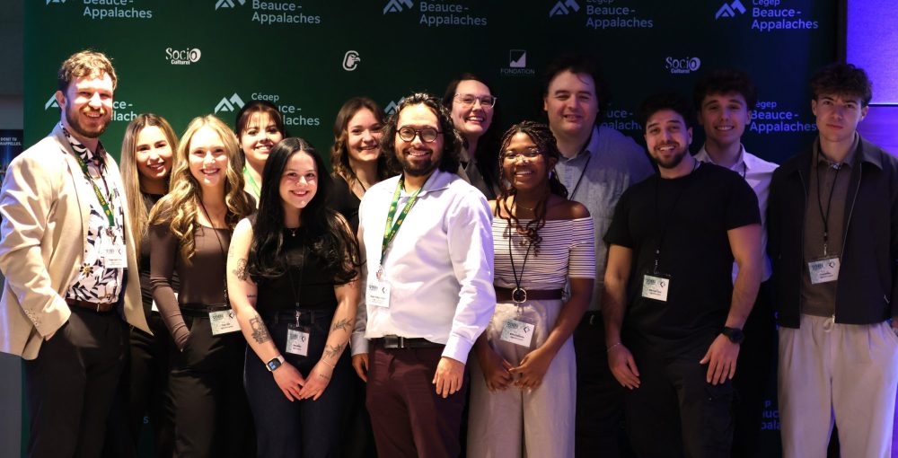 Membres étudiants du DÉFI Entrepreneur en compagnie de Charles-Philippe Rodrigue, conseiller à la vie étudiante, en entrepreneuriat et en développement durable